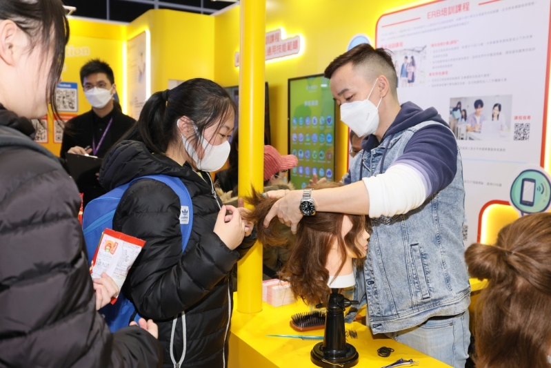 “青年廣場(chǎng)”展區(qū)為年輕人提供生涯規(guī)劃和持續(xù)進(jìn)修信息，以及暑期工、實(shí)習(xí)、全職等各類多元化的工作機(jī)會(huì)。