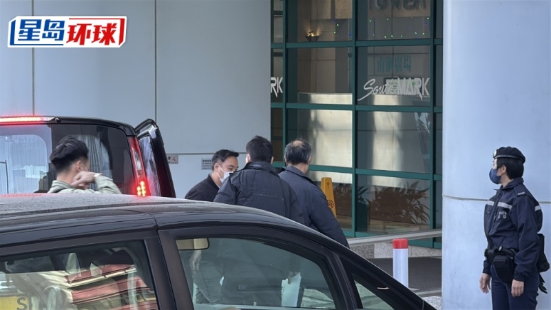 鐘庭耀被帶到民研會址協(xié)助調(diào)查。 劉漢權(quán)攝.jpg