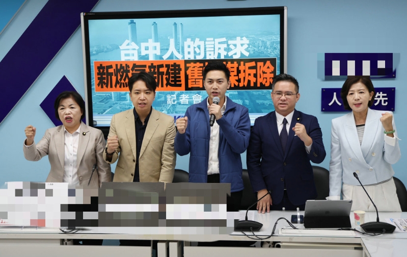 “立委”黃建豪（左四）