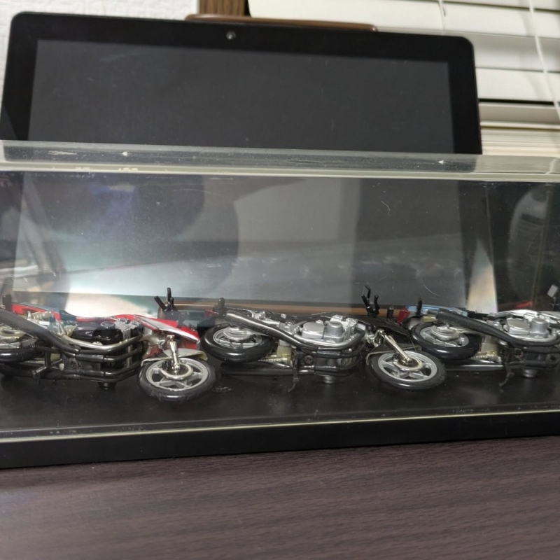 有人模型被震倒。