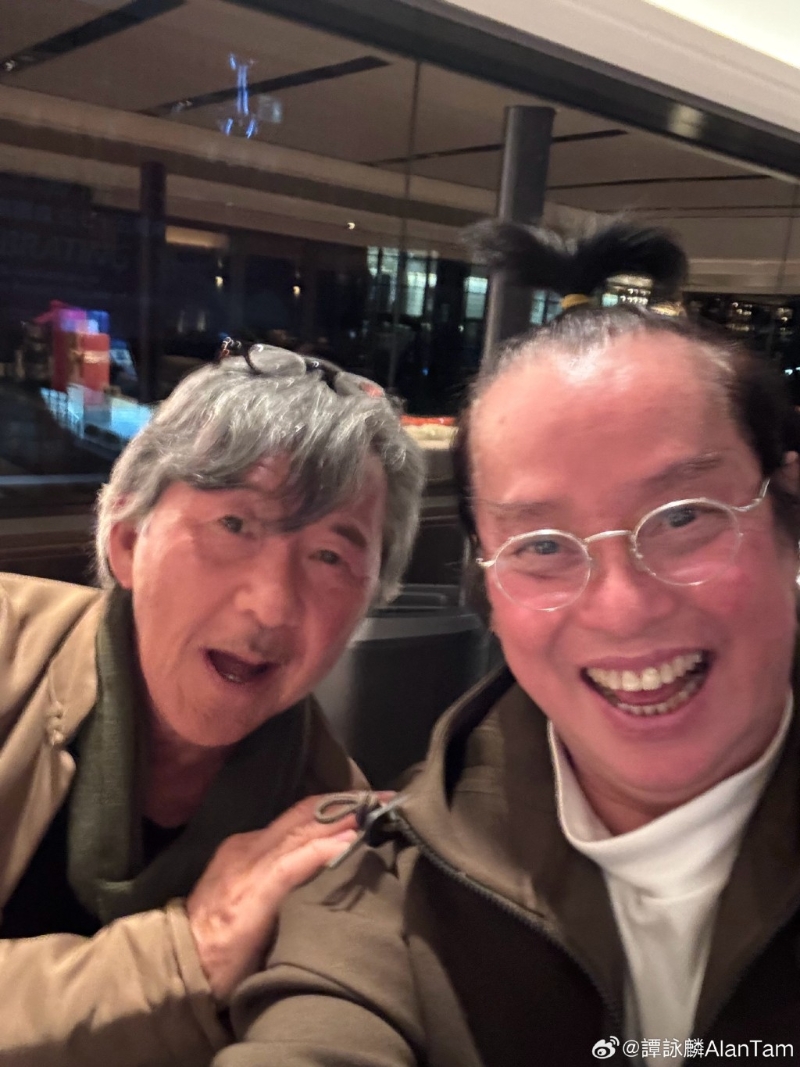 其他網(wǎng)民則留言：「阿倫你的發(fā)際線是心形」、「那是愛我們的形狀」、「美人尖」。