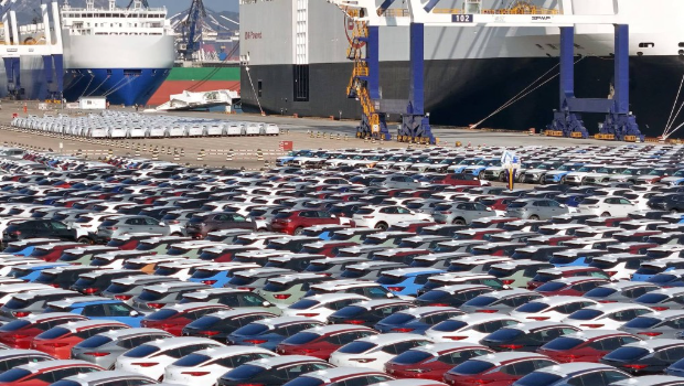 大批國產汽車在山東港口煙臺港集結等待裝船出口。