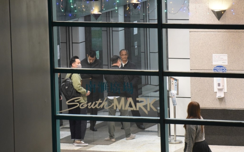 至傍晚，鐘庭耀及兩名相關(guān)民研職員被帶返警署助查。 黃文威攝