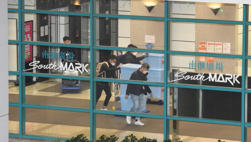 警方檢走大批文件。 黃文威攝