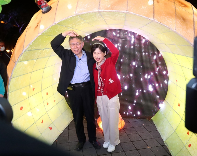 柯文哲(左)、陳佩琪(右)