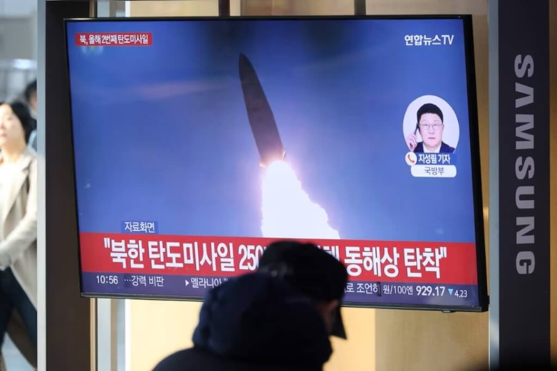 韓國首爾一處電視14日播報有關(guān)朝鮮試射導(dǎo)彈的新聞。