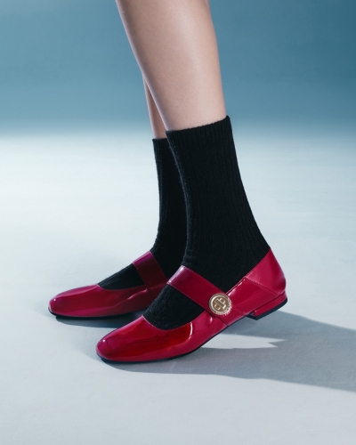 Charles & Keith新春系列官網(wǎng)限定Yara漆面紅色瑪莉珍鞋$439。