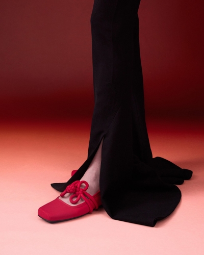 Charles & Keith新春系列飾以中國(guó)結(jié)裝飾的紅色Jade瑪莉珍鞋$499，另備黑色版本。