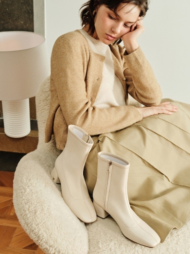 Sam Edelman白色Perrie短靴 $1,800，采用復(fù)古方形鞋頭設(shè)計(jì)。