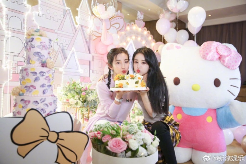 趙麗穎曾為李冰冰慶生可見兩人好感情。（圖／翻攝自微博）