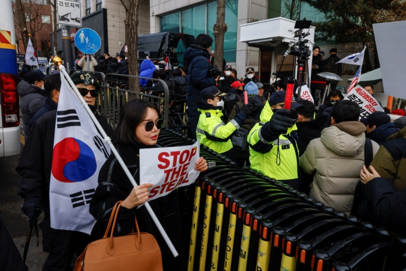 大批示威者反對拘捕尹钖悅。路透社