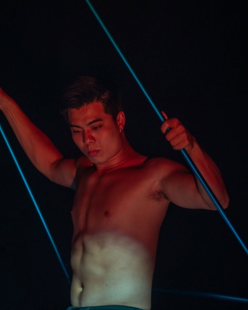 臺(tái)灣火舞表演者謝岳鵬被綁架至緬甸，被索數(shù)萬(wàn)美元贖金。IG