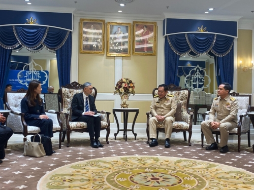 卓孝業(yè)與多位泰國政府官員會面，深入了解港人“賣豬仔”案。