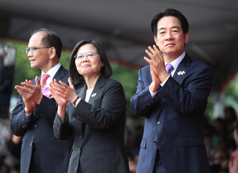 歷史哥指出，蔡英文(中)把權(quán)力交接給賴清德(右)后，民進(jìn)黨機(jī)器有點(diǎn)跑不太起來。