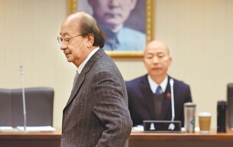 民進黨大罷免聲量并未因賴清德踩煞車而停止，今（15）日將串聯公布全國大罷免民調。圖為民進黨立法院黨團總召柯建銘（左）日前表示，罷免立法院長韓國瑜（右）是民進黨最基本原則。（本報資料照片）