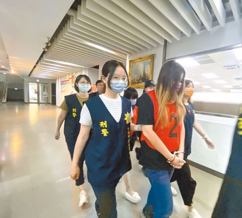 涉及臺(tái)南永康丁姓男子墜樓死亡案的嫌犯遭移送畫(huà)面。（中時(shí)資料照片）