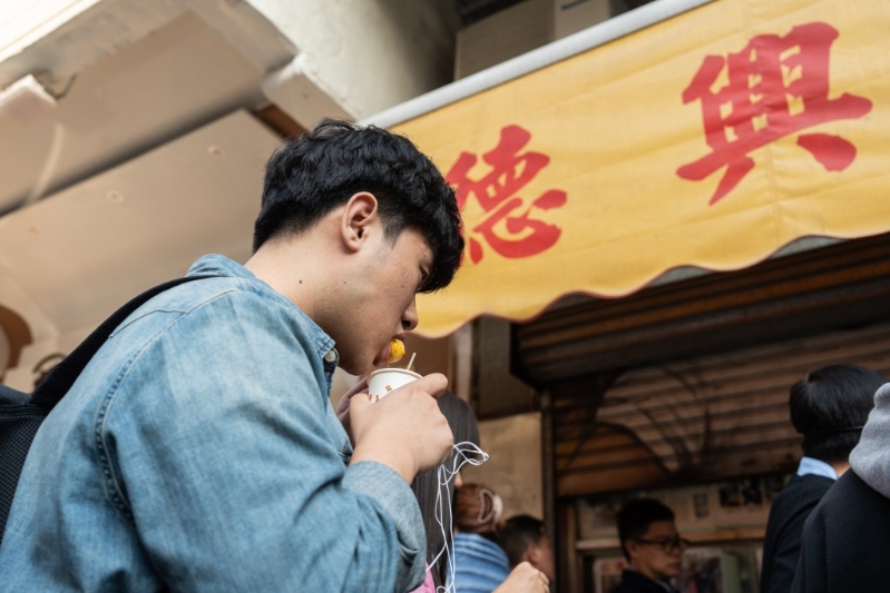 學(xué)生們嘗德興魚蛋