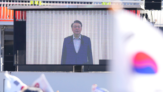 韓國(guó)總統(tǒng)尹錫悅15日上午被捕，不過(guò)從他被捕到到案接受訊問(wèn)幾乎沒有畫面。圖為韓國(guó)總統(tǒng)官邸附近支持群眾觀看尹錫悅的影片聲明。