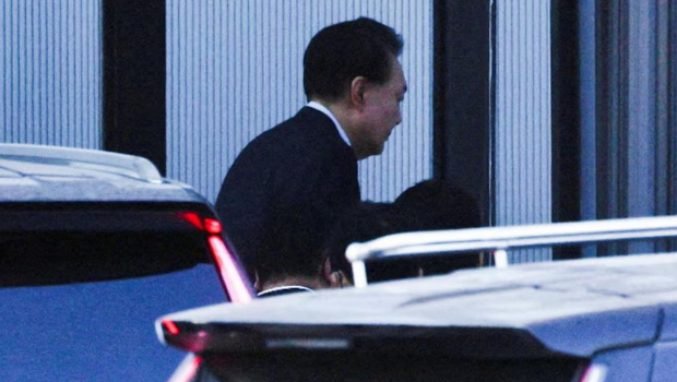 被捕的韓國總統(tǒng)尹錫悅抵達公調(diào)處。