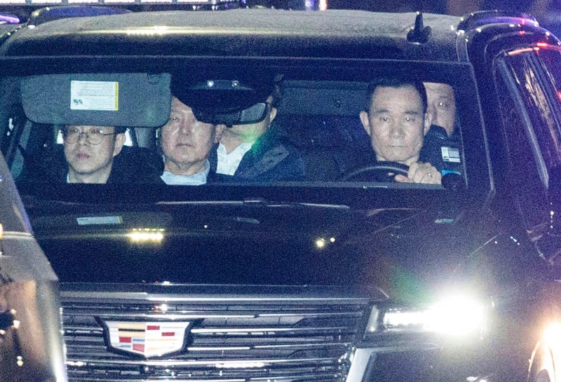 尹錫悅（左二）15日被捕后接受CIO首日偵訊結(jié)束，深夜移送首爾拘留所。美聯(lián)社.jpg