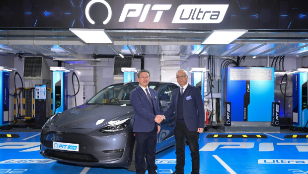 環(huán)境及生態(tài)局局長謝展寰（右）與中石化（香港）有限公司董事總經(jīng)理吳慶高（左）合影