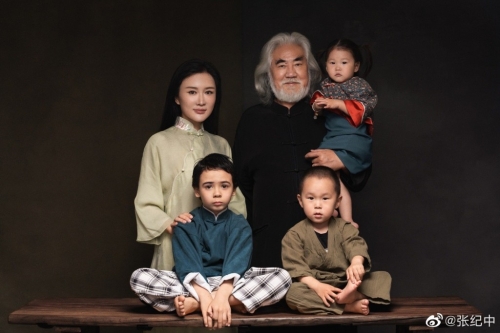 張紀(jì)中老當(dāng)益壯，二人有多名仔女。