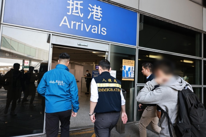 保安局聯(lián)同警隊(duì)及入境處到機(jī)場(chǎng)跟進(jìn)，確認(rèn)被救人士安全到埗。 保安局fb