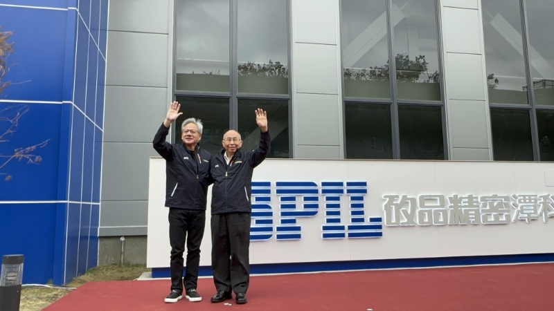 黃仁勛（左）出席硅品潭子新廠揭牌，旁為硅品精密董事長(zhǎng)蔡祺文（右）。中央社圖片