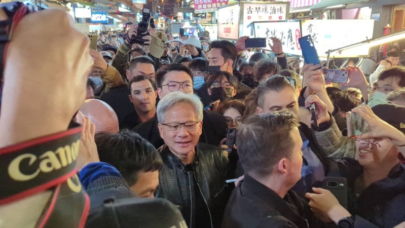黃仁勛（前中）訪臺(tái)中逢甲夜市，被大批民眾包圍。中央社圖片