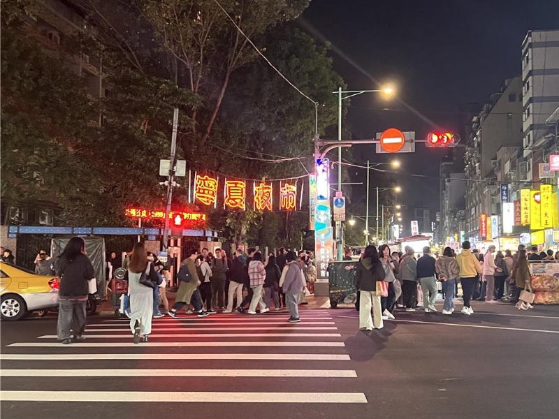 北市產(chǎn)發(fā)局長(zhǎng)陳俊安表示，北市有65處商業(yè)密集地區(qū)、51個(gè)商圈、16個(gè)夜市，以「商圈廊帶」大帶小模式，已做好準(zhǔn)備，迎接陸客來(lái)臺(tái)旅游。