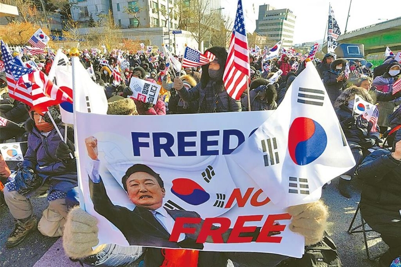 韓國(guó)總統(tǒng)尹錫悅被檢調(diào)逮捕后，執(zhí)政黨「國(guó)民之力黨」的支持率已反超最大在野黨「共同民主黨」。圖為民眾上街聲援尹錫悅的檔案照。（美聯(lián)社）