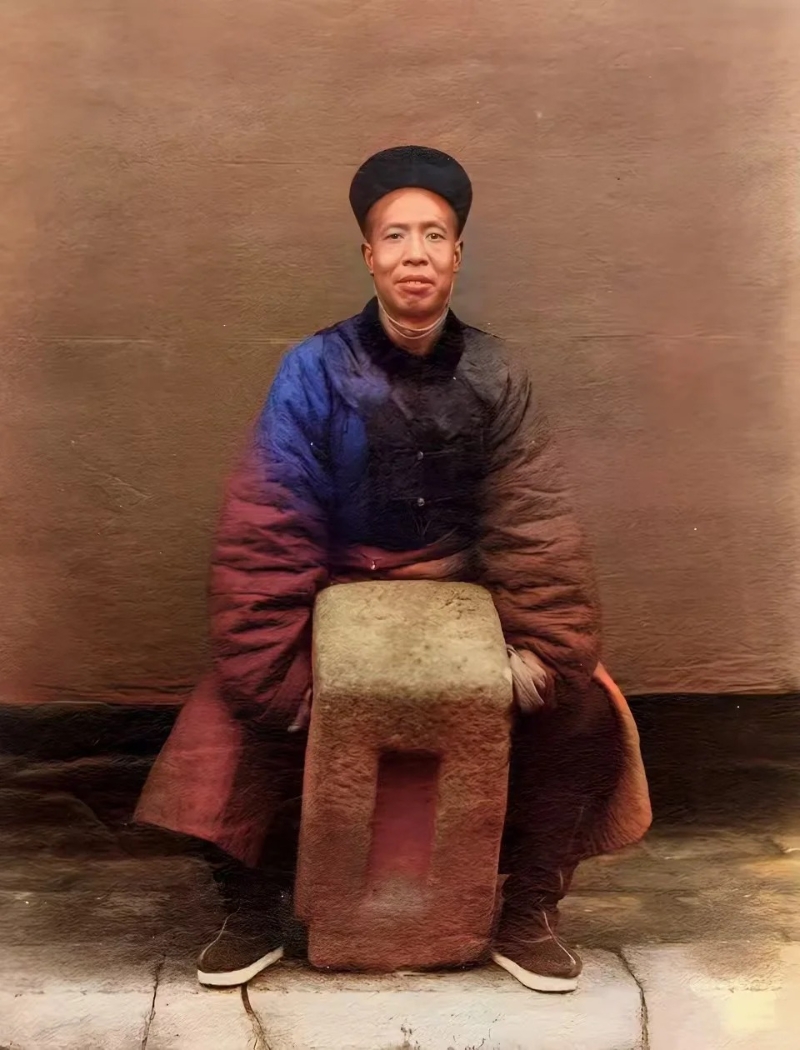 清朝侍衛(wèi)試舉起二百斤重的石鎖。