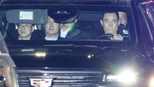 韓國總統(tǒng)尹錫悅（左二）15日被捕，深夜移送首爾拘留所。