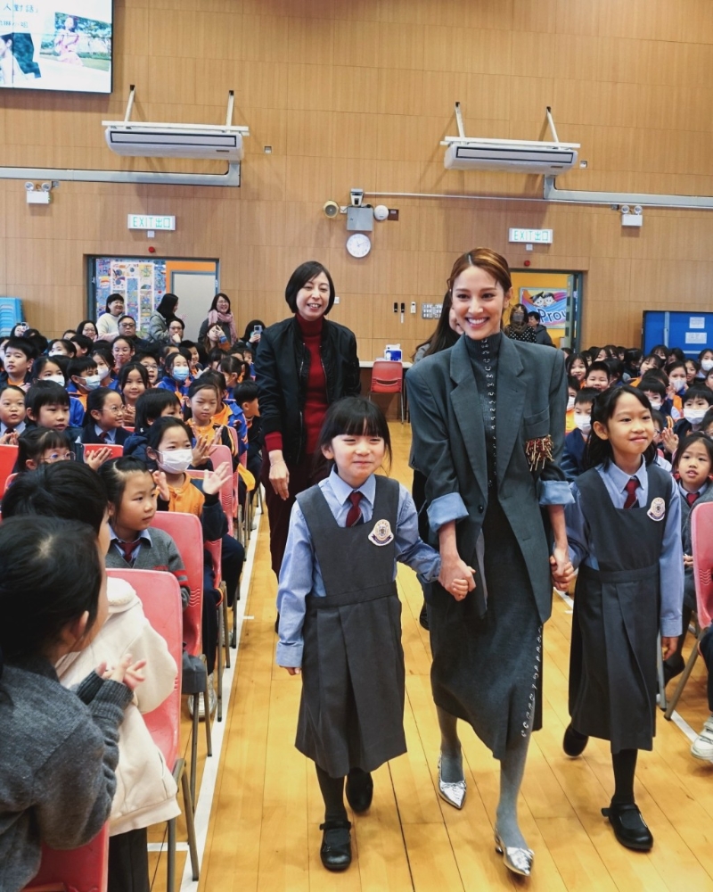 陳凱琳拖著兩名初小女學生步入禮堂時，獲全場拍手歡呼。