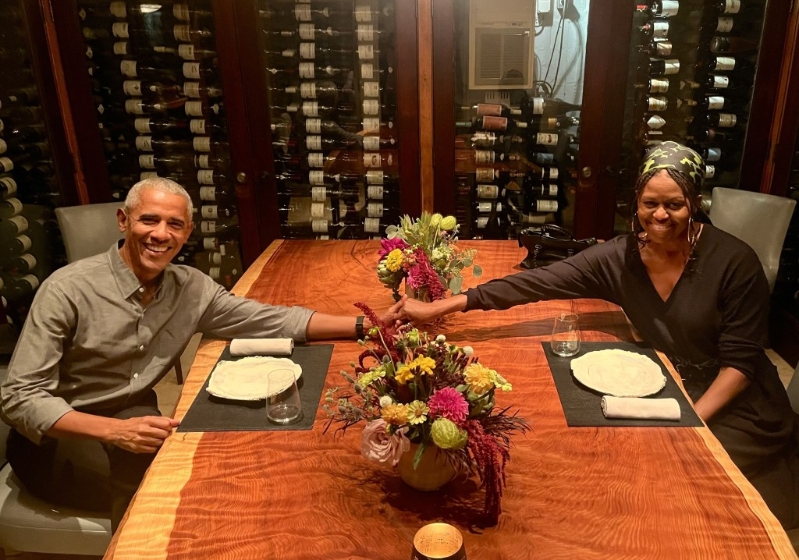 奧巴馬上傳與米歇爾共進慶生晚餐的甜蜜合照，打破離婚傳聞。X@BarackObama