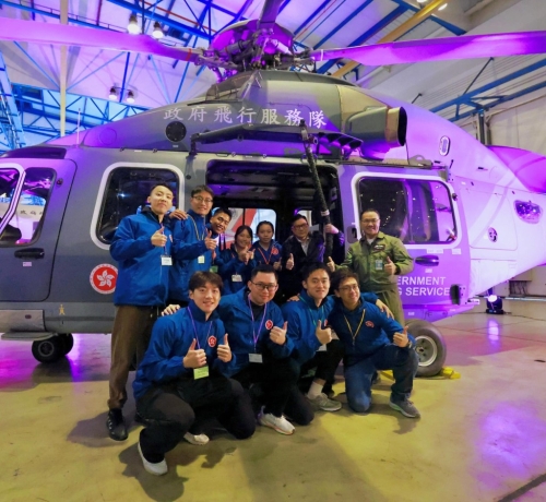 鄧炳強今早聯(lián)同一批來自本地、深圳大學及澳門的保安局青年領袖到政府飛行服務隊總部