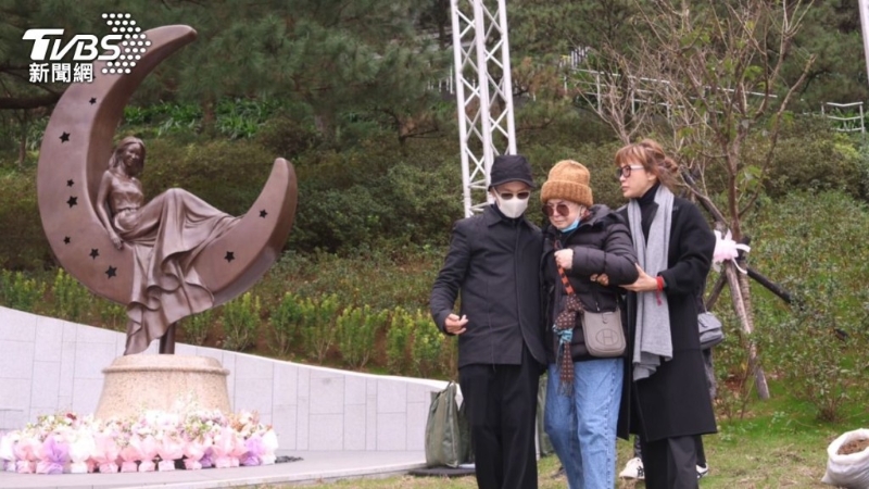 李玟50歲生忌媽媽淚崩金寶山！4