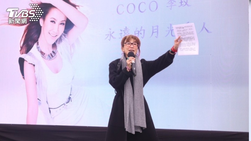 李玟50歲生忌媽媽淚崩金寶山！3