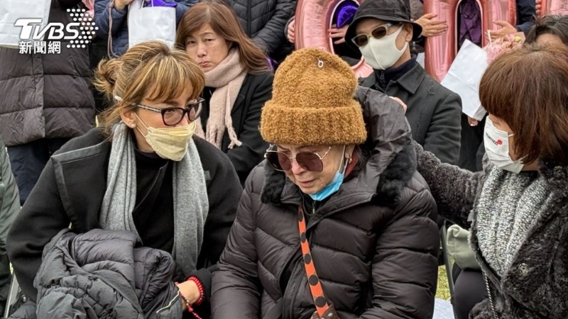 李玟50歲生忌媽媽淚崩金寶山！2