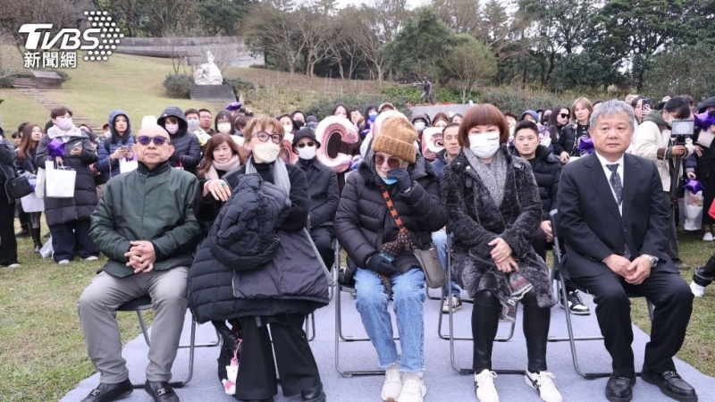 李玟50歲生忌媽媽淚崩金寶山！1