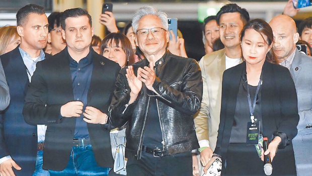 英偉達(dá)（NVIDIA）共同創(chuàng)辦人、執(zhí)行長黃仁勛（中）18日宴請(qǐng)臺(tái)灣供應(yīng)鏈高層。