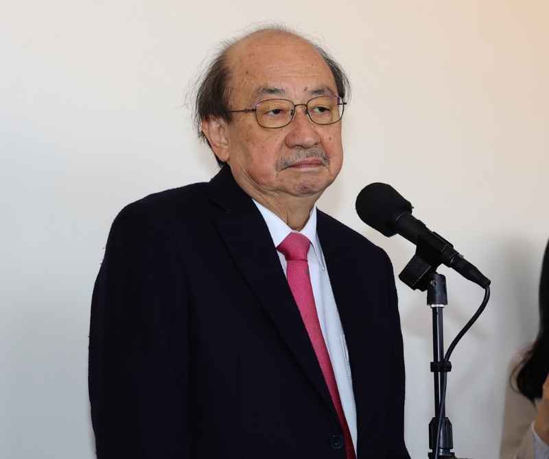 民進(jìn)黨立院黨團(tuán)總召柯建銘日前放話(huà)，稱(chēng)要罷免41席國(guó)民黨區(qū)域立委，17日更呼吁，希望所有黨公職、議員服務(wù)處能設(shè)站幫忙連署罷免。