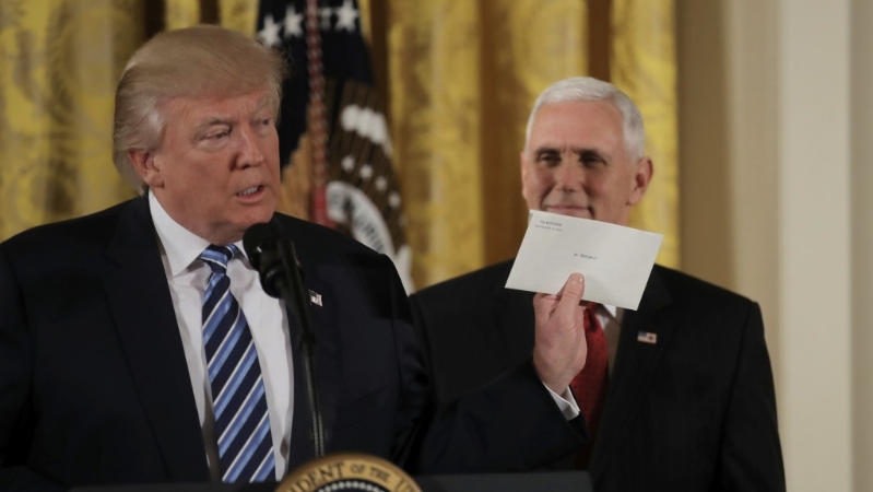 特朗普第一任期上任時(shí)展示奧巴馬給他的信。 路透社