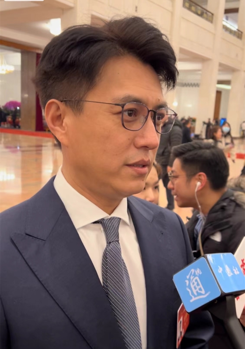 靳東是民盟北京市委副主委，全國(guó)政協(xié)委員。