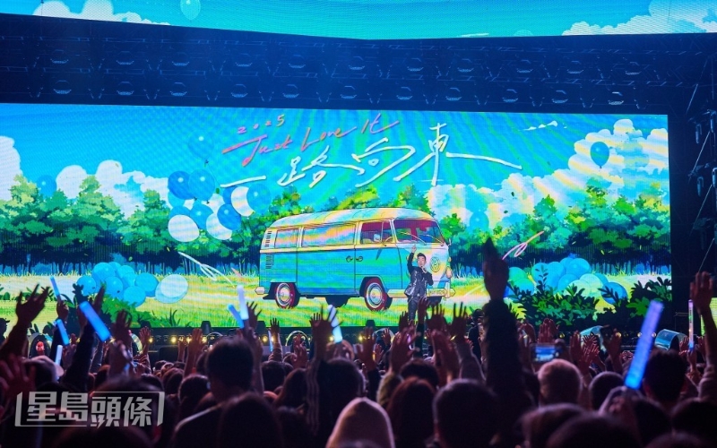 任賢齊經(jīng)典歌曲連發(fā)引來(lái)全場(chǎng)超大聲合唱。