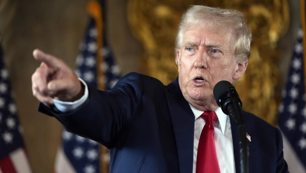 美聯(lián)社的民調(diào)指出，特朗普大多數(shù)的選舉政見并沒受到普遍支持，包括驅(qū)逐非法移民、擴大石油探勘、提高關稅，支持比例都不算特別高。只有服務費免課聯(lián)邦稅，獲得明確的支持。