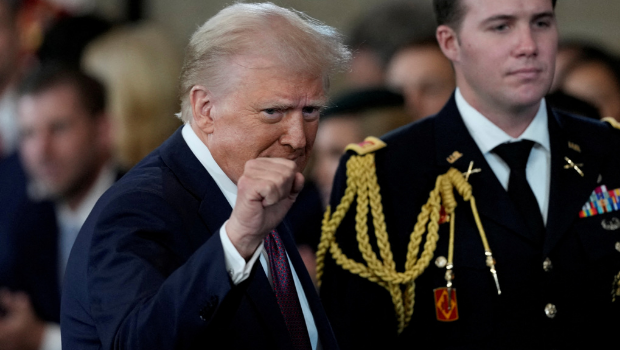 2025年1月20日，美國總統(tǒng)特朗普總統(tǒng)于國會大廈大廳總統(tǒng)就職典禮上做出手勢。