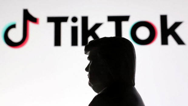 美國(guó)總統(tǒng)特朗普20日晚間簽署行政命令，下令司法部長(zhǎng)延后75天對(duì)短影音平臺(tái)TikTok實(shí)施“不賣就禁”命令。