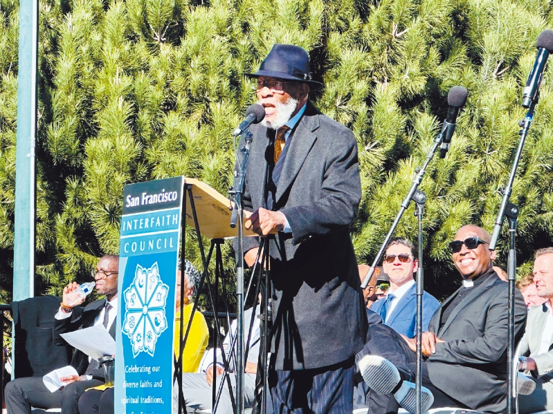 全國有色人種協(xié)進會舊金山分會主席布朗牧師發(fā)言批評“宗教右翼”。