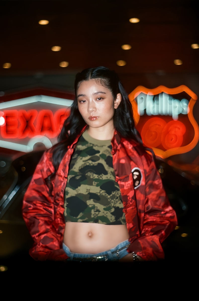 BAPE×CLOT系列唐裝外套簡(jiǎn)單配襯牛仔褲，展現(xiàn)街頭時(shí)尚。